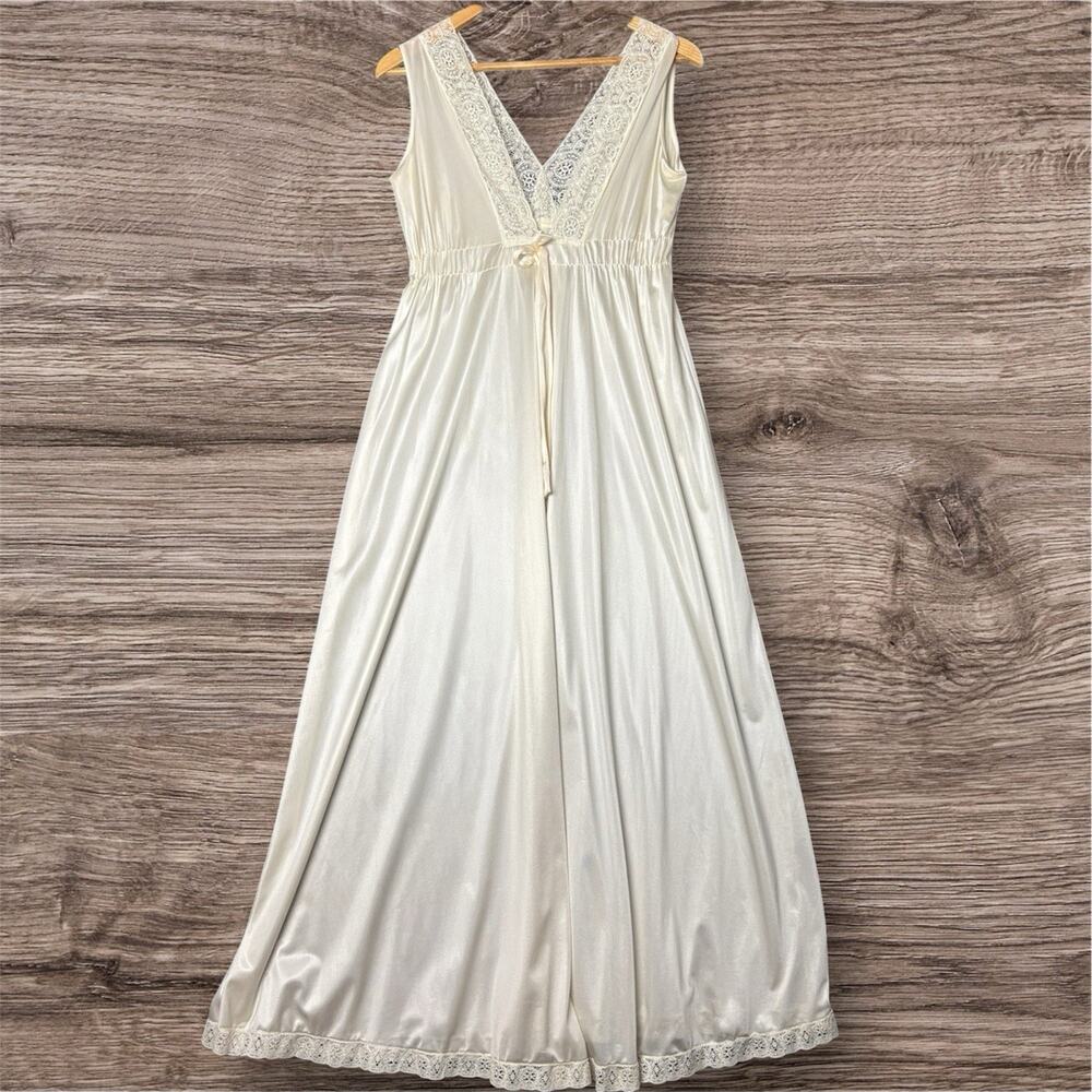 Vintage Vanity Fair Nightgown Ivory Nylon Lace Empire Waist Petite Bridal